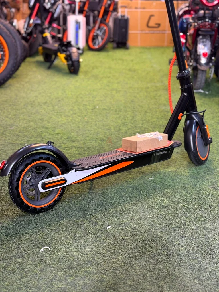 Kugoo Pro – Lightweight Urban Ride with Smooth Control!63169472879875111