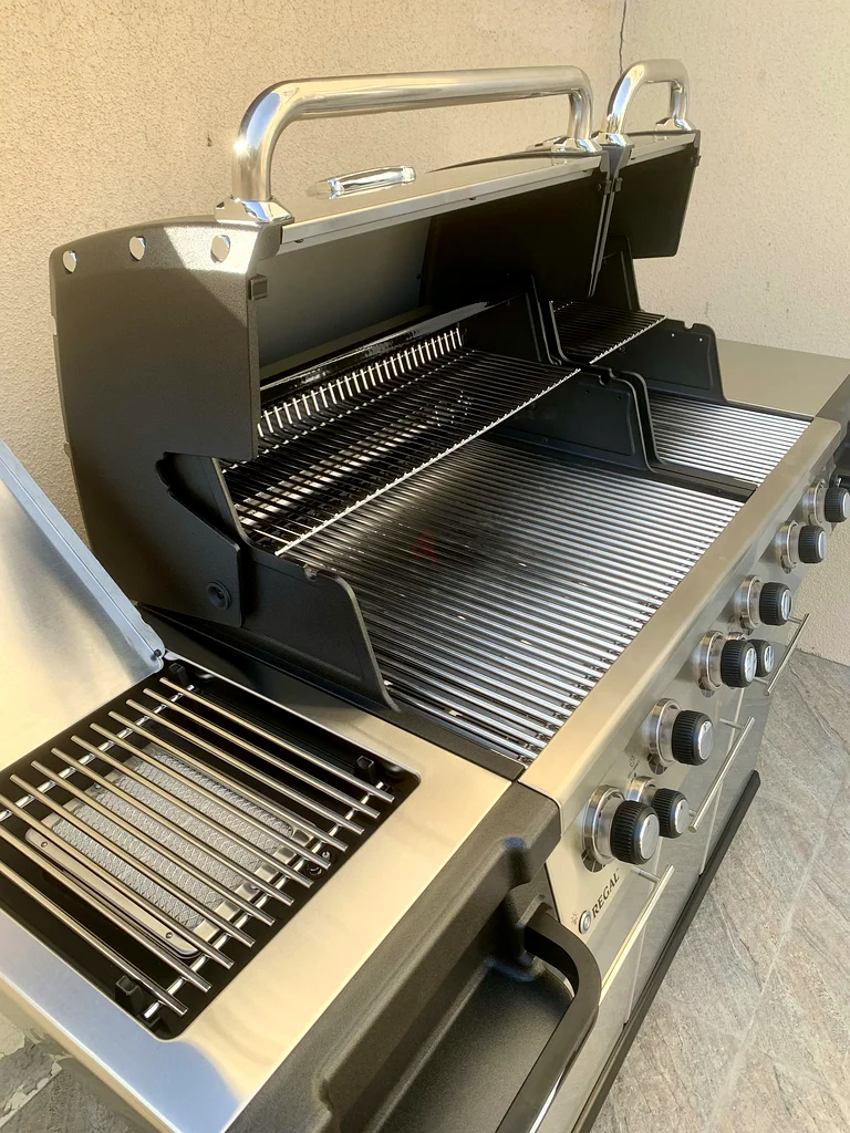 Broil King 690 IR bbq used once, mint condition!63252948514563112