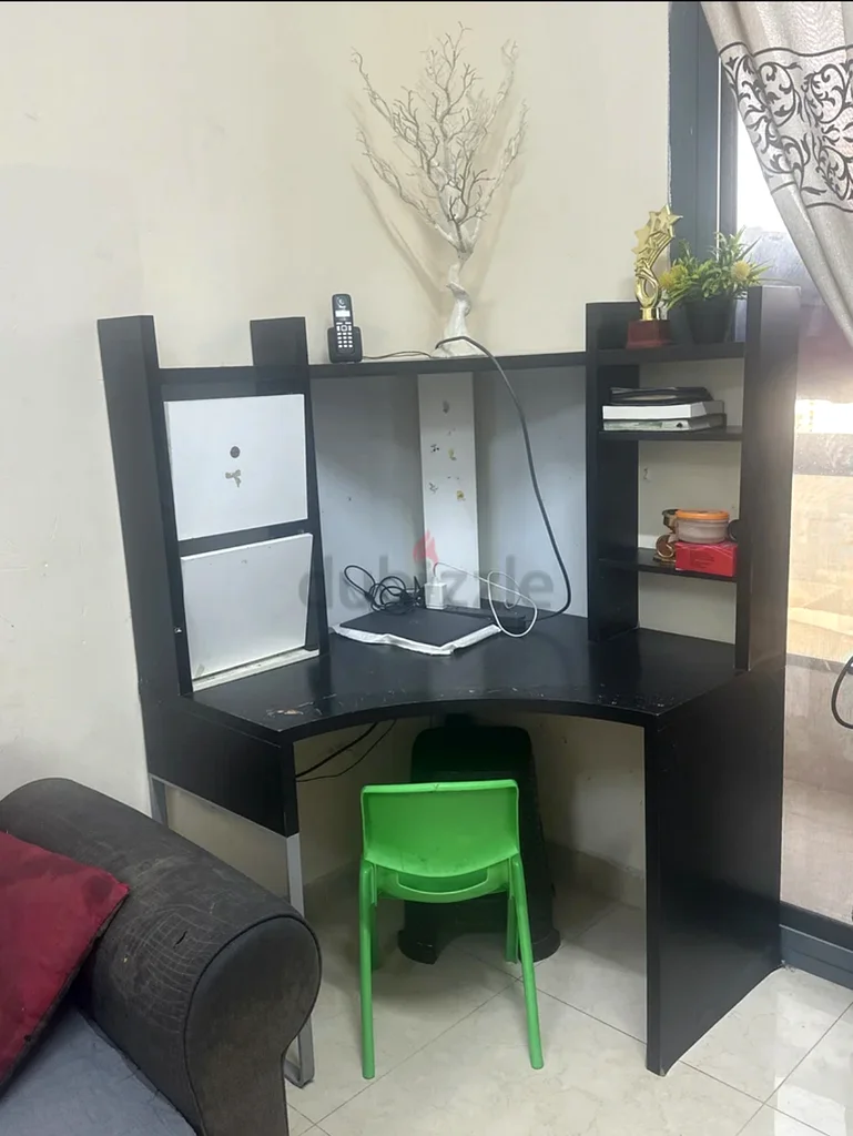 طاولة زاوية تُستخدم أيضًا كطاولة دراسة632188040947221121