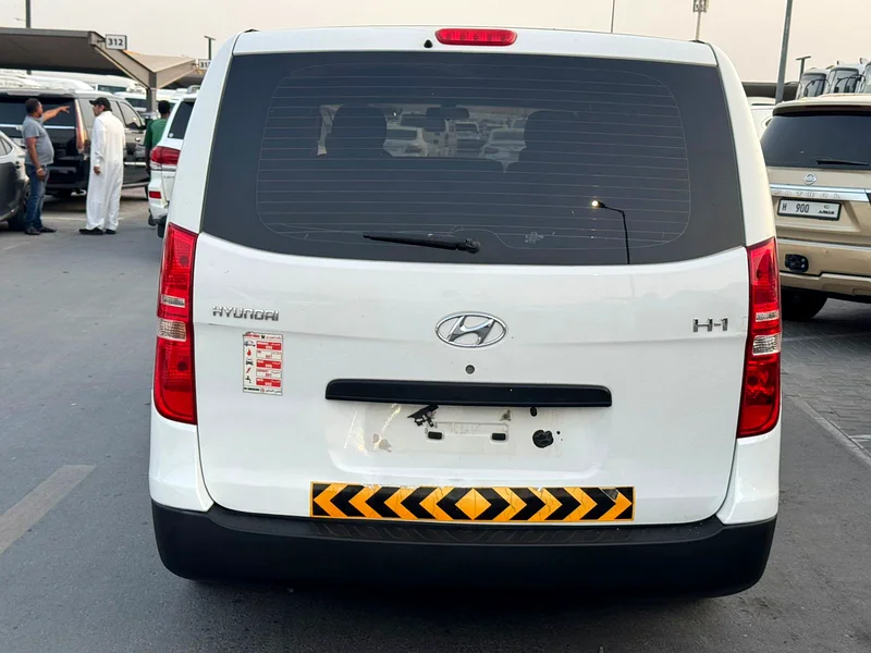 Hyundai H1 2016 white color GCc calen car63151400245378113