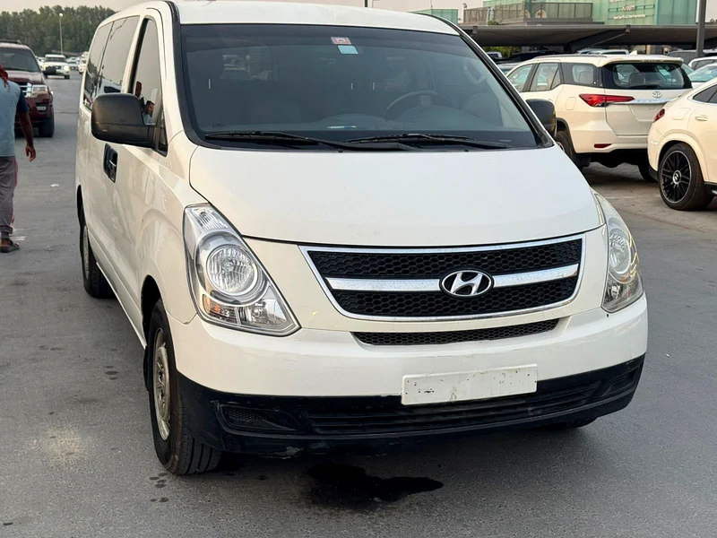 Hyundai H1 2016 white color GCc calen car63151400245378111