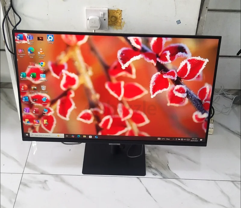 شاشة 2K سامسونج 32 بوصة، رفيعة جدًا، بدقة QHD، لوحة LED مع منفذ Type C + HDMI، الموديل رقم LS32A600U63256599636225112