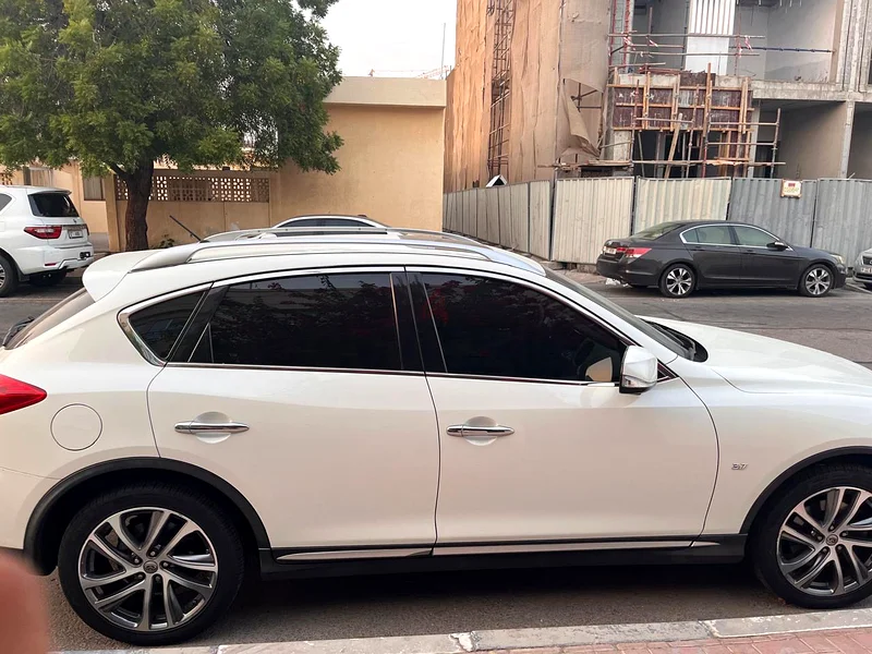 سائقة أنثى تستخدم السيارة بشكل محدود63174307134594113