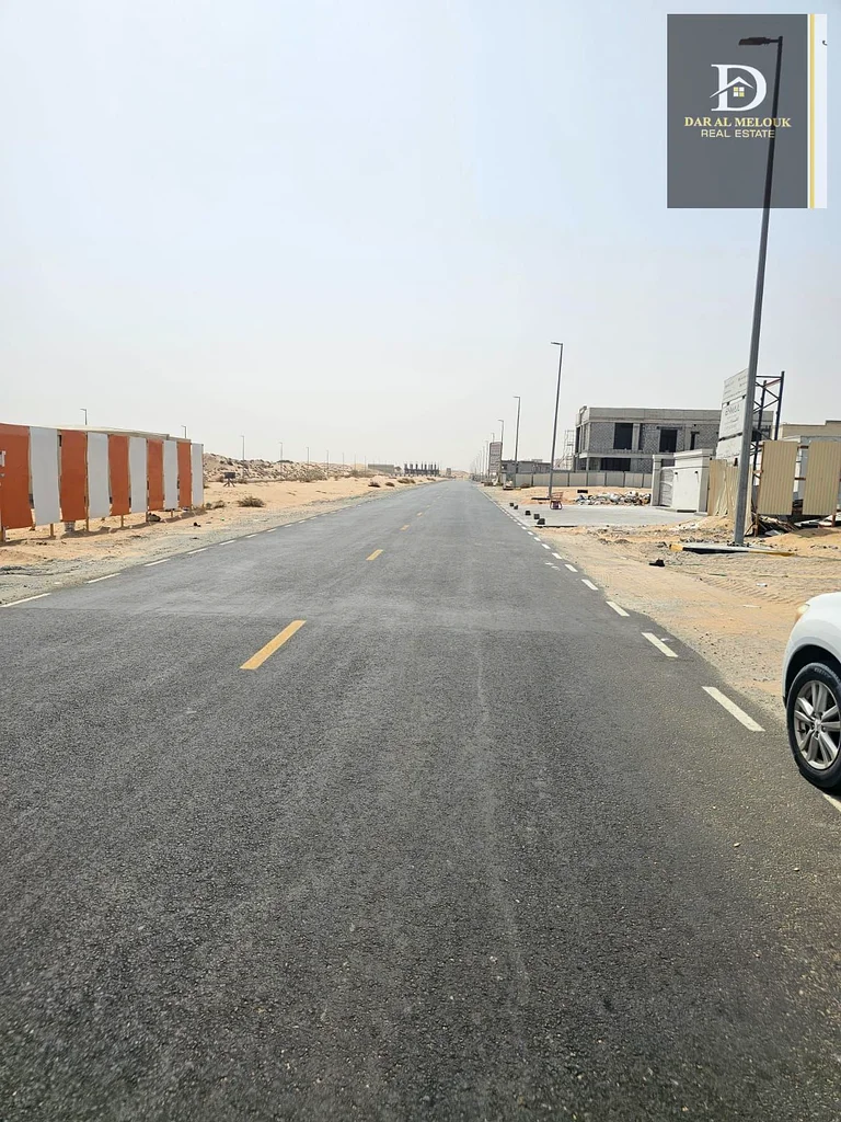 للبيع في الشارقة - منطقة الهوشي - أرض سكنية - ركنية على شارعين - موقع متميز - قريبة من جميع الخدمات - ملكية تامة لجميع الجنسيات العربية63183716246658111