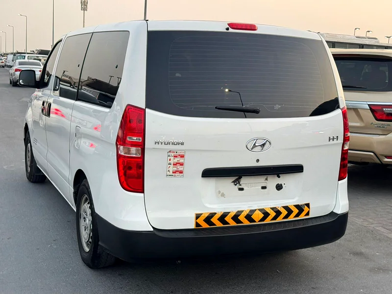 Hyundai H1 2016 white color GCc calen car63151400245378114