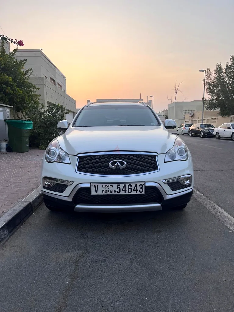 سائقة أنثى تستخدم السيارة بشكل محدود63174307134594112
