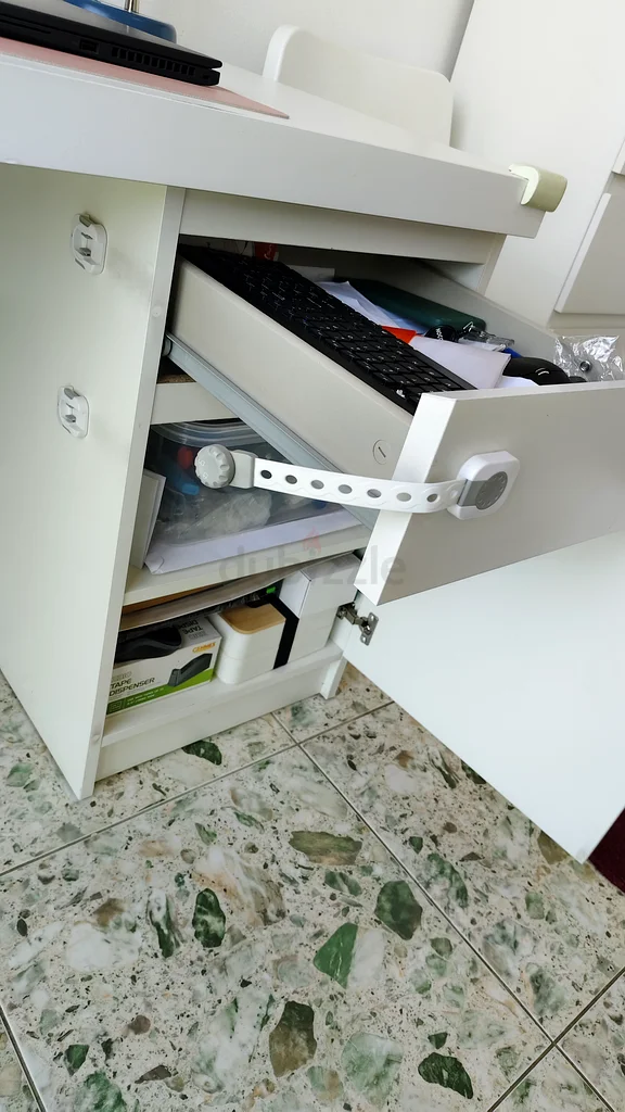 طاولة الدراسة63218805909634112