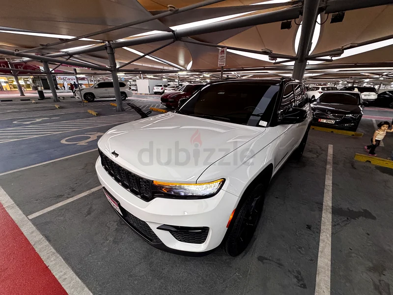 Jeep grand cherokee altitude 2023- high drop in price due traveling intention - very new car63152287165826114
