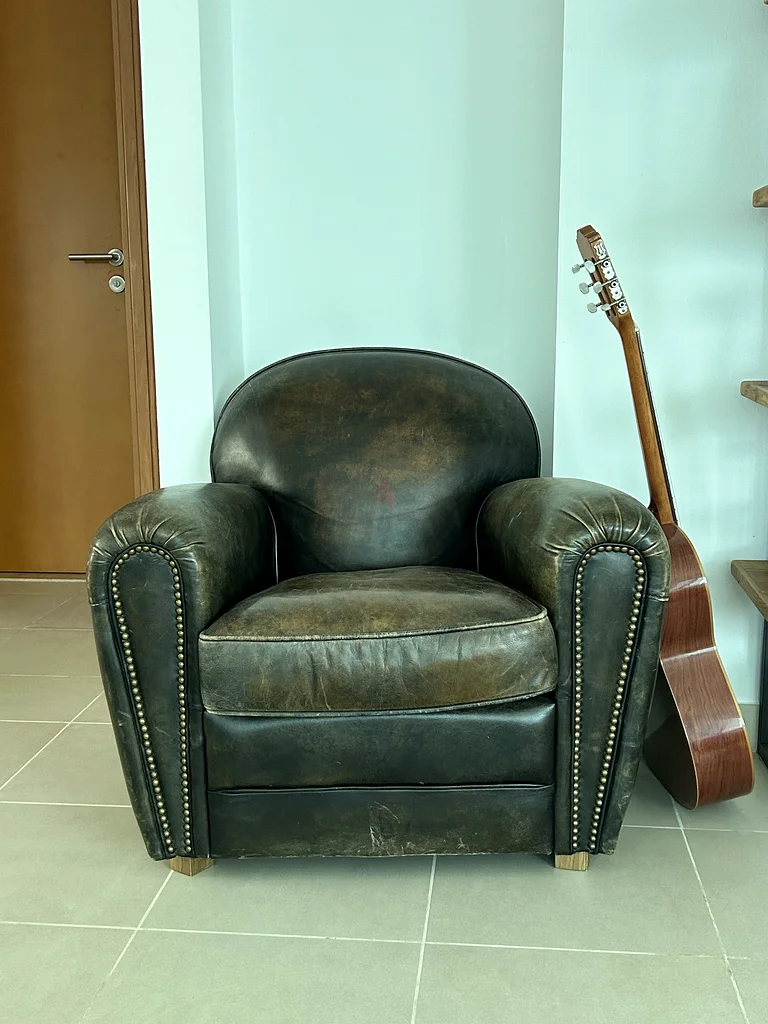 Beautiful Leather Vintage Chester Armchair (Marina Home)63192099542146112
