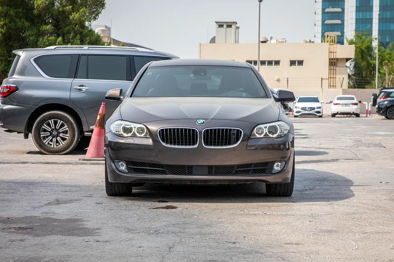 2013 - بي إم دبليو 550i - جميع الخيارات - قيادة منخفضة - داخلي بني - حالة ممتازة - فقط 150,000 كم63178402039427114