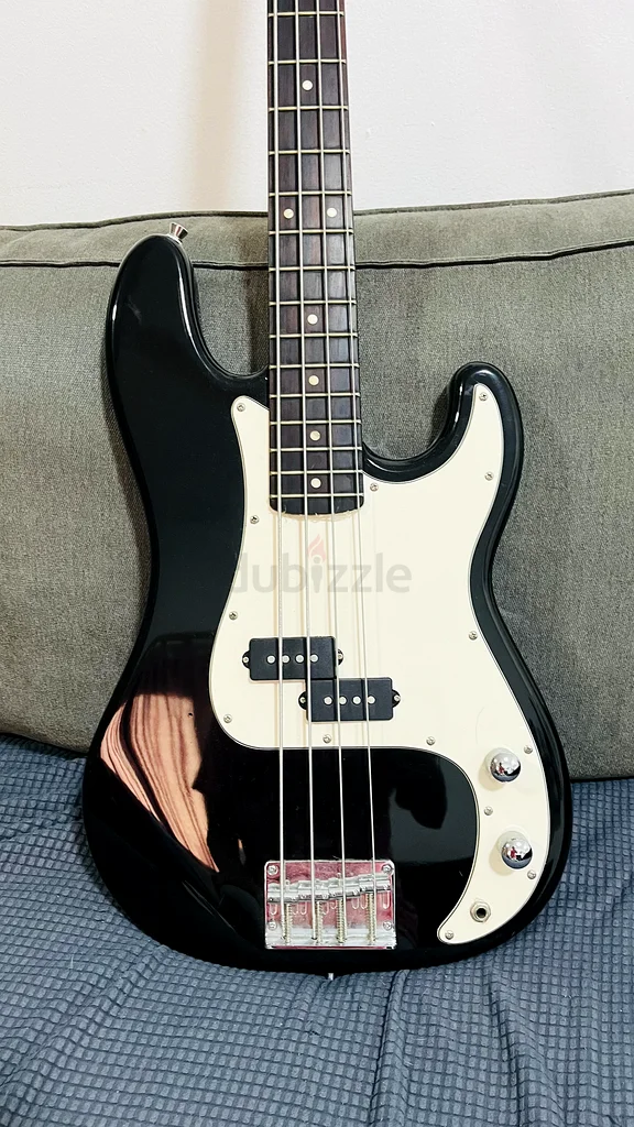 Rock Your Sound with this Stunning Black Bass Guitar!63227276125955112
