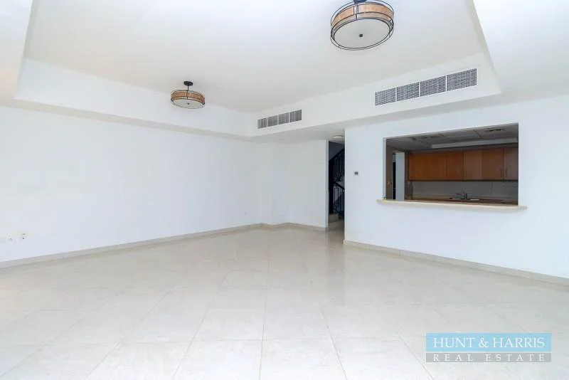 فيلا من ثلاث غرف نوم + غرفة خادمة للبيع في قرية الحمرا - بإطلالة على المسبح63859512863233113