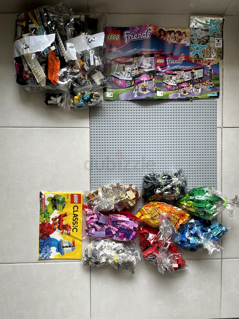 LEGO Classic Bricks + Friends Camper Van Set – Great Condition ( Comes with LEGO Board)632267894312971128