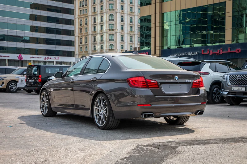 2013 - بي إم دبليو 550i - جميع الخيارات - قيادة منخفضة - داخلي بني - حالة ممتازة - فقط 150,000 كم63178402039427113