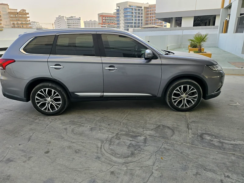 Mitsubishi outlander full option free accident 4×4 Gcc7seats63225309674113114