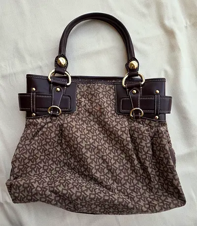 Stylish Vintage Handbag – Perfect for Any Occasion! DKNY brand