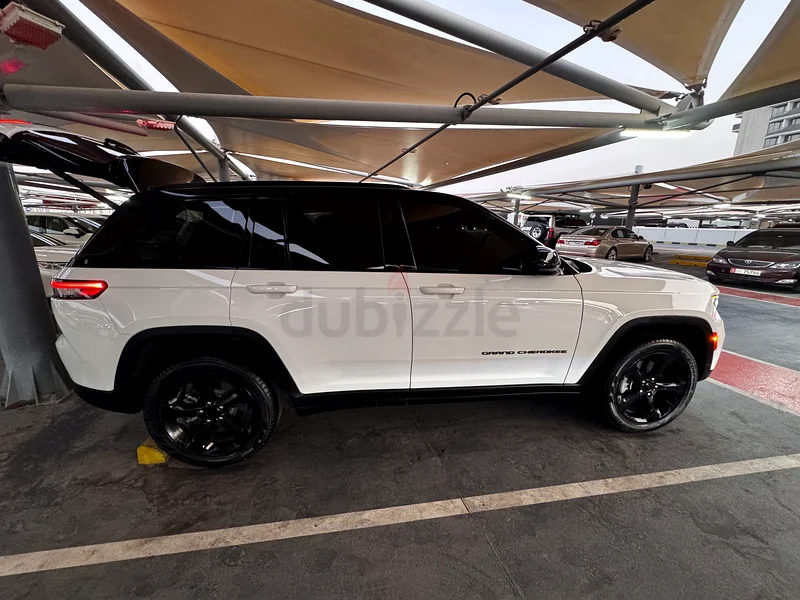 Jeep grand cherokee altitude 2023- high drop in price due traveling intention - very new car63152287165826111