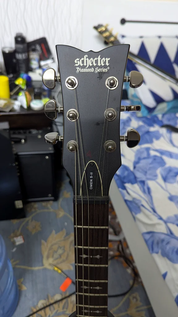 Rock Your World with This Stunning Electric Guitar!63205878178178112