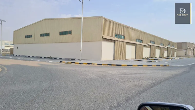 للبيع في الشارقة، منطقة سجاع القديمة، مستودع بمساحة 26,700 قدم، زاوية على شارعين63196618040961111