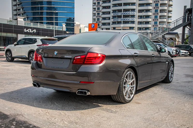 2013 - بي إم دبليو 550i - جميع الخيارات - قيادة منخفضة - داخلي بني - حالة ممتازة - فقط 150,000 كم63178402039427111
