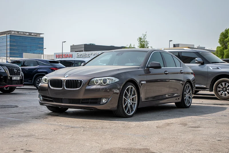 2013 - بي إم دبليو 550i - جميع الخيارات - قيادة منخفضة - داخلي بني - حالة ممتازة - فقط 150,000 كم63178402039427112