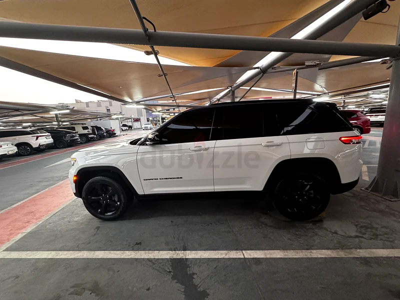 Jeep grand cherokee altitude 2023- high drop in price due traveling intention - very new car63152287165826112