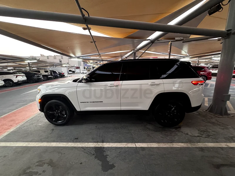 Jeep grand cherokee altitude 2023- high drop in price due traveling intention - very new car63152287165826113