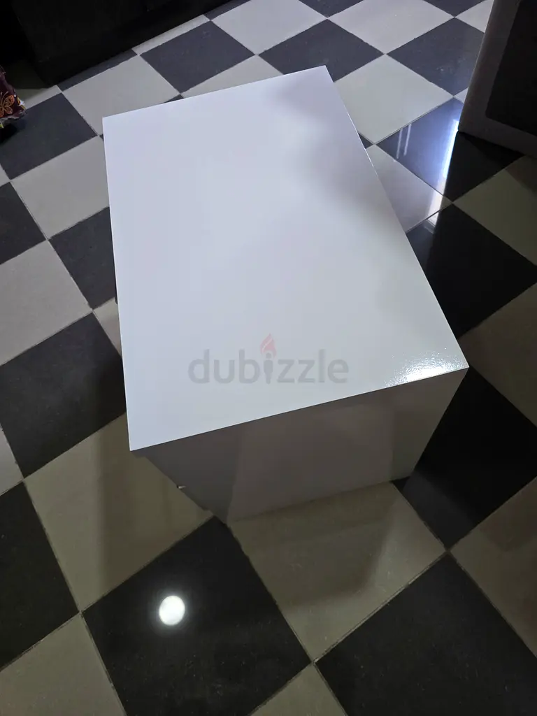 Mesita auxiliar blanca minimalista y elegante de madera con cristal