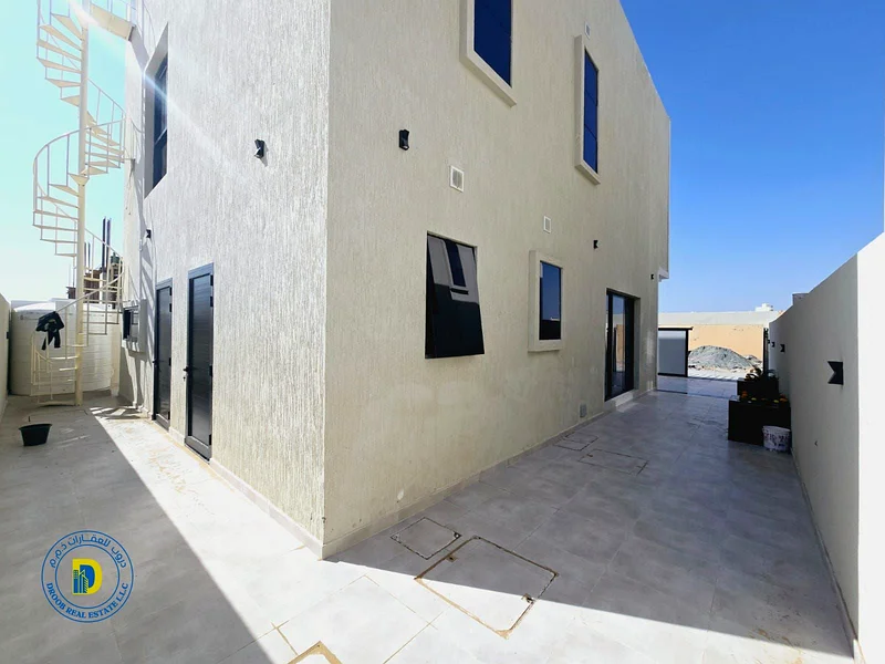 فيلا فاخرة للبيع في منطقة الهيليو 2، 3 غرف وسطح، موقع متميز جدًا، السعر، رسوم التسجيل63913652644225113