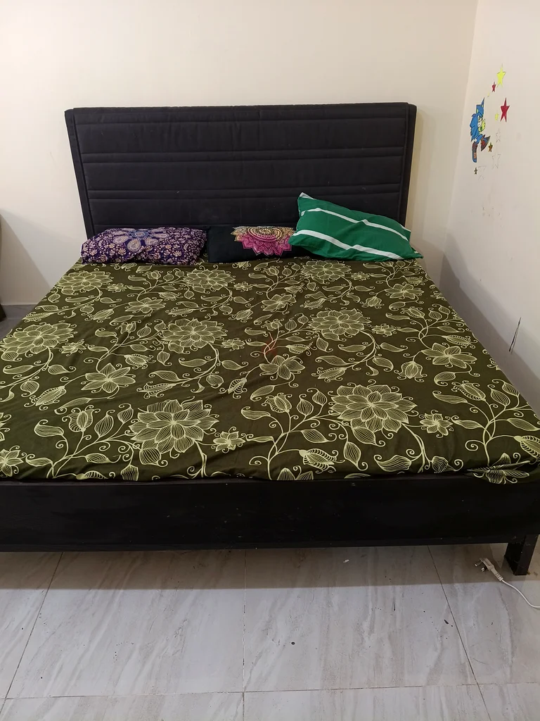 سرير أنيق باللون الأسود مع مرتبة مريحة للبيع632238526434591120