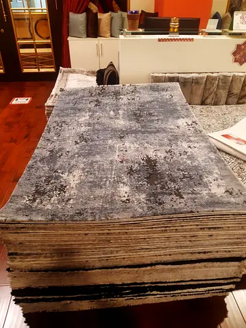 Stunning Modern Abstract Area Rug - Perfect for Any Room!