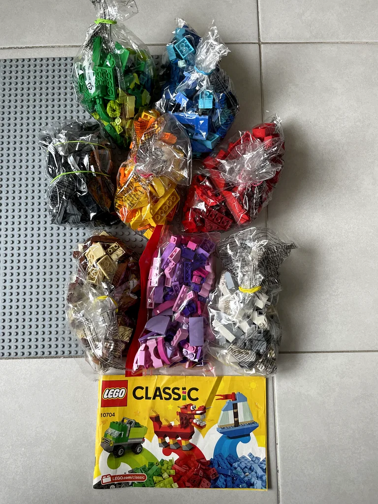 LEGO Classic Bricks + Friends Camper Van Set – Great Condition ( Comes with LEGO Board)63226789431297112