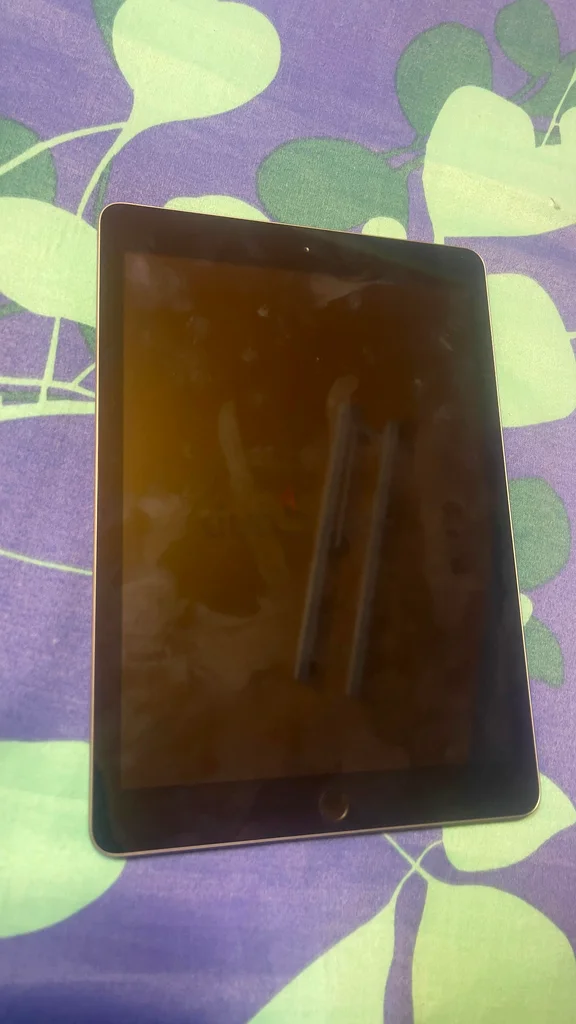 Apple iPad 5th Generation – 32GB, Wi-Fi, 9.7” – Model A182263214895282177111