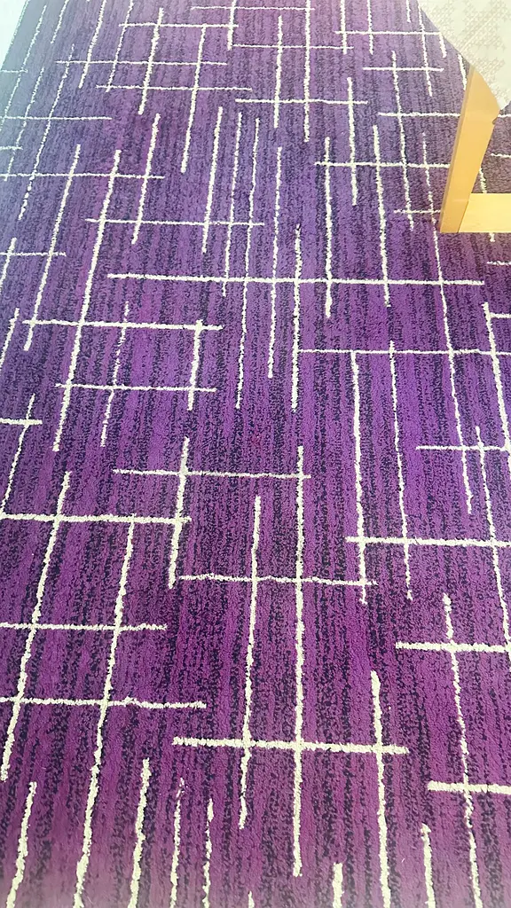 Alfombra moderna elegante abstracta morada