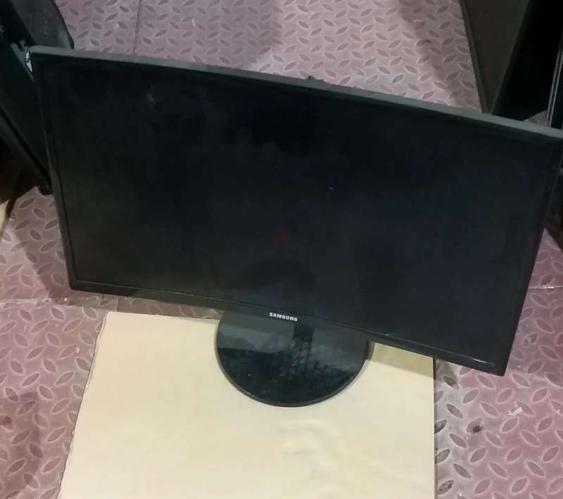 شاشة منحنية 24 بوصة من سامسونج، عرض LED بدقة Full HD مع HDMI + حامل أصلي، الموديل C24F390FHE632565997048341126