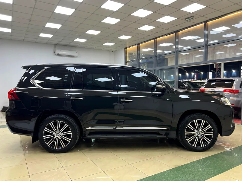 2021 Lexus LX 570 low kilometers 70000 km 1st Owner63232140076034114