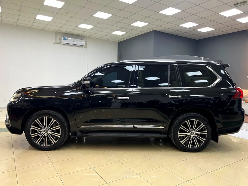 2021 Lexus LX 570 low kilometers 70000 km 1st Owner63232140076034113