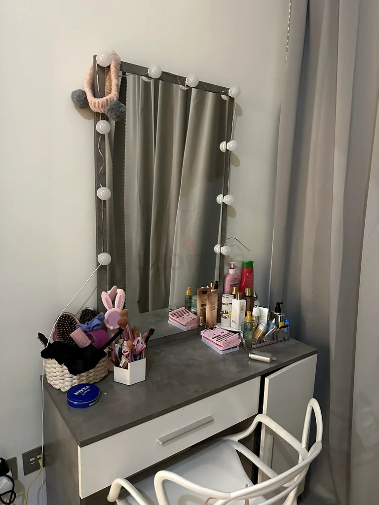 Vanity make up table63220327695362111
