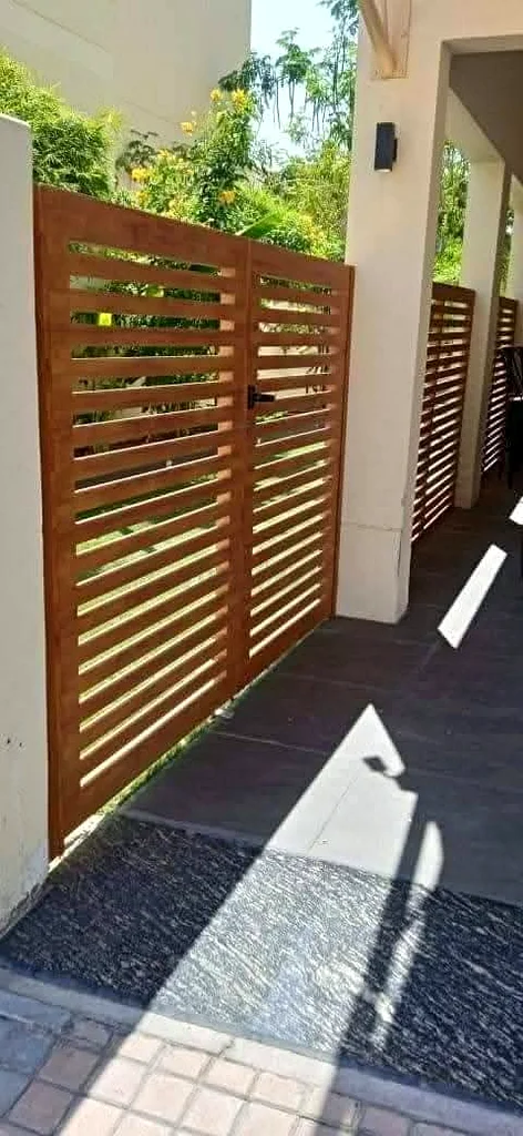 Wooden fence and door63221860867714112