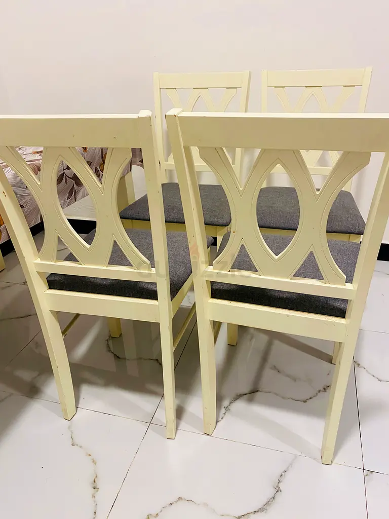 طاولة طعام معروضة للبيع