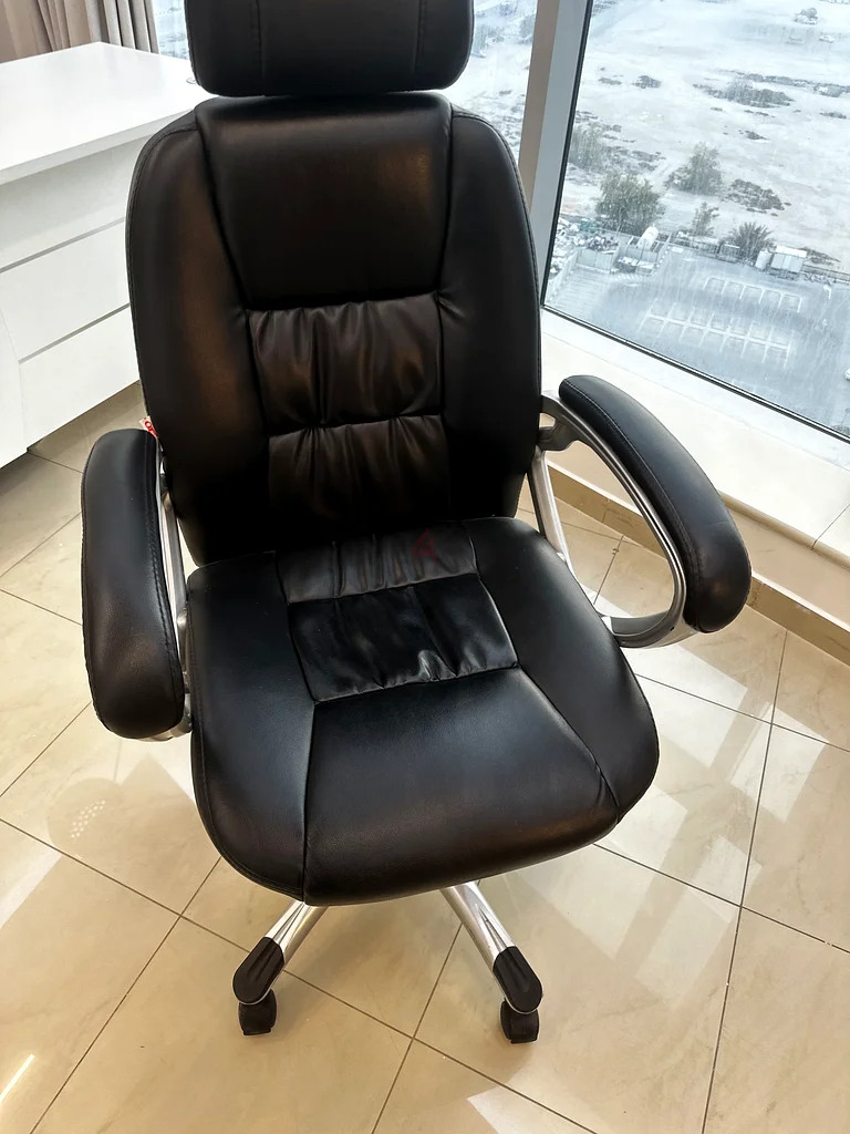 Selling a semi-new office chair63219348558979111