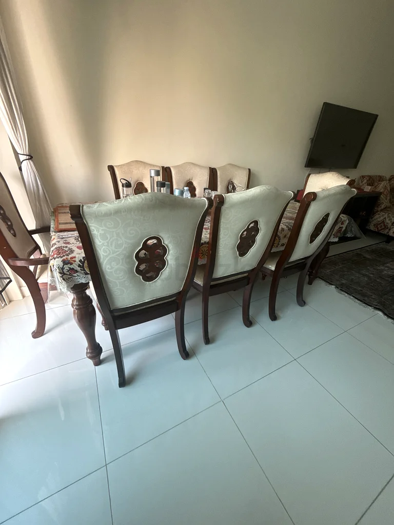 Elegant Dining Table Set for Modern Homes- 8 seater and excellent condition63179388692354113