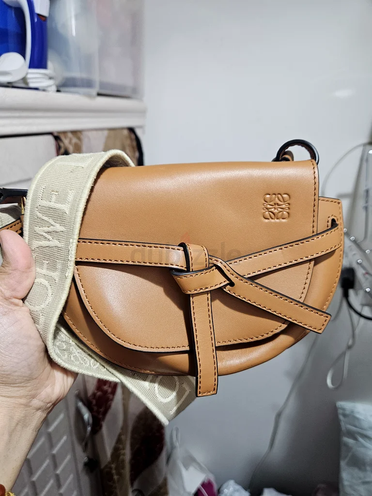 Stylish Brown Crossbody Bag with Unique Design63239619482369110