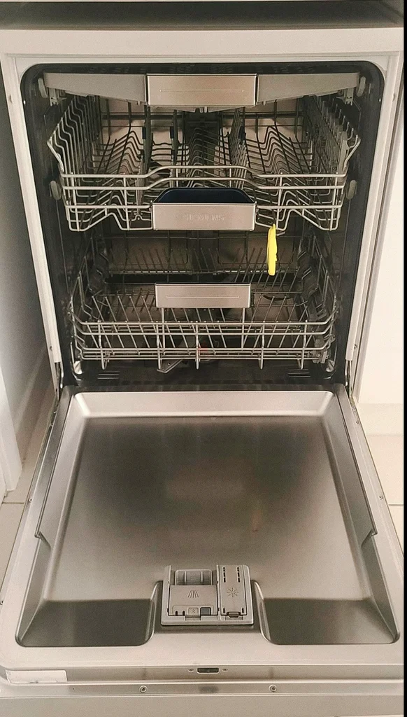 Smart Design Siemens IQ500 Dishwasher – Precision Cleaning for Modern Kitchens63168523719297111