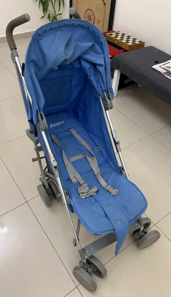 عربة أطفال جيغلز. متسخة قليلاً ولكن يمكن تنظيفها. تُ recline وتتحرك بسلاسة وتحتوي على شريط أمان.63205361379585113