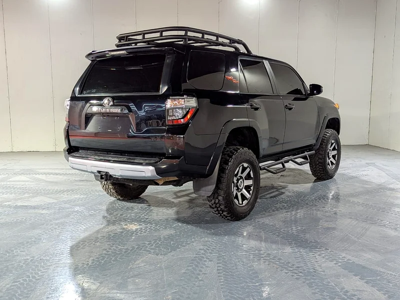 سيارة تويوتا 4 رنر TRD RS5 ليست في حالة جيدة جدًا.63147207787649114
