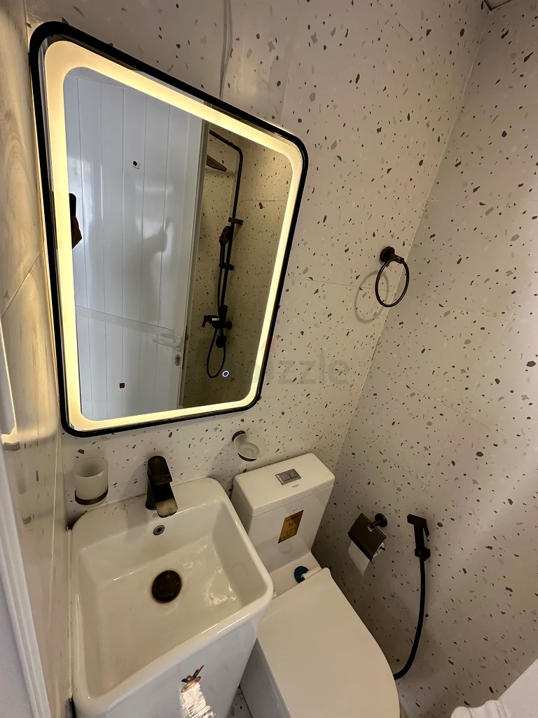 En-suite cozy bedroom for lady in luxury villa with attached washroom  all bills included63221840734467114