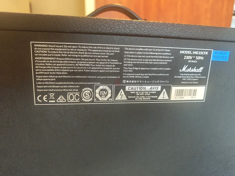 مارشال MG15R مستخدم قليلاً، مع بدوسة كيوب بابي، ووصلات لاسلكية بقياس 1/4 بوصة، بالإضافة إلى وصلات سلكية.63198621281409112