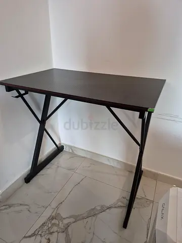 Sturdy, Carbon Fiber texture table. X-shaped steel legs for added durability.
