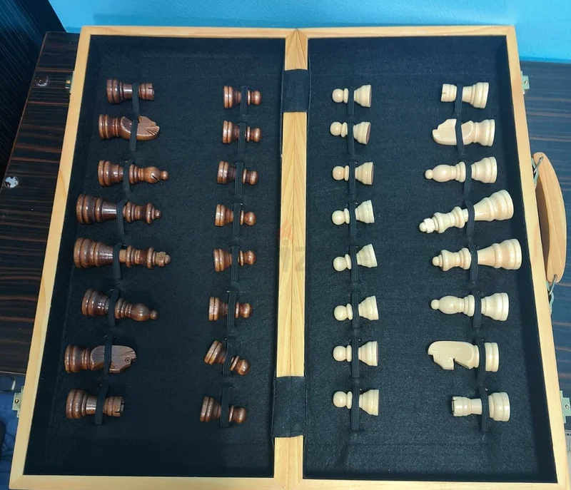 Classic Wooden Chess Set in Excellent Condition63207889503745112